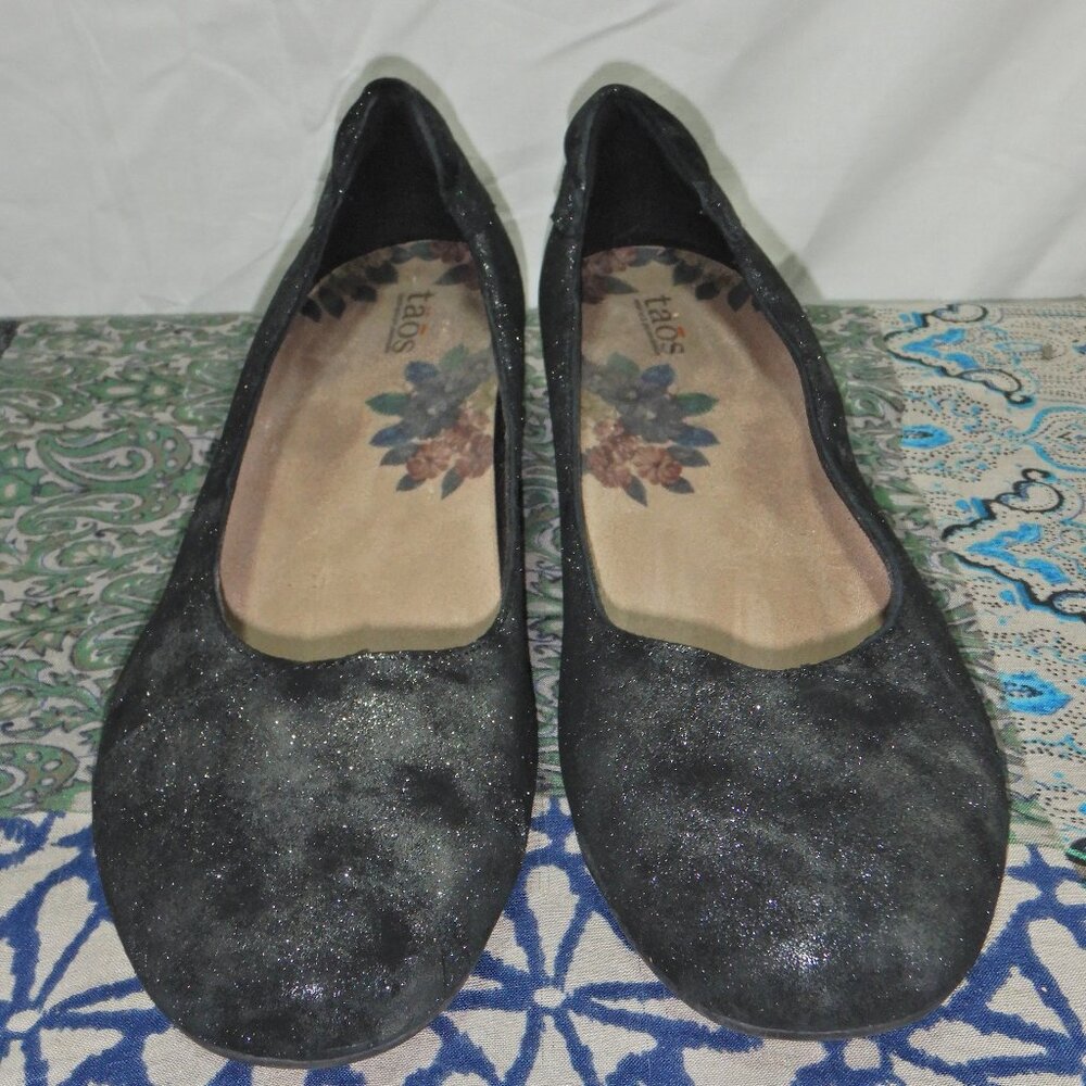 Taos Metallic Black Leather Closed Toe Kitten Heels
